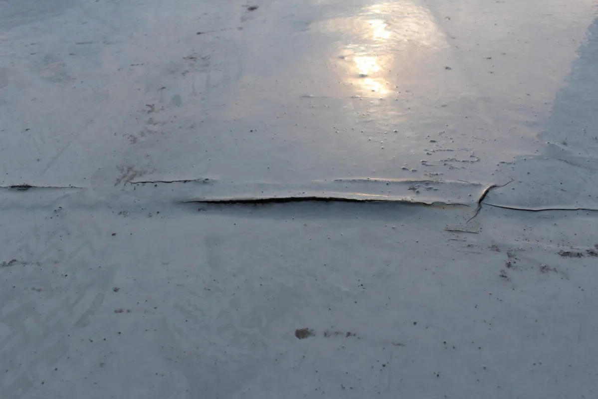 写真・ウレタン防水のひび割れ